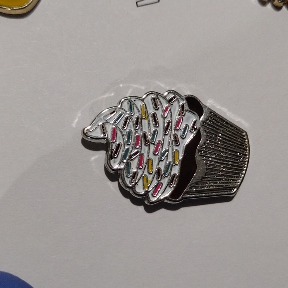 Cute Enamel Pins – Duck, Cupcake & Daisy Set for Whimsical Styling - Colorful - Picture 8 of 10